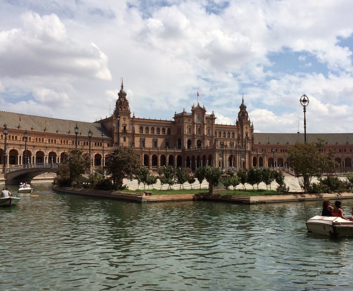 Official mansion with river an boats