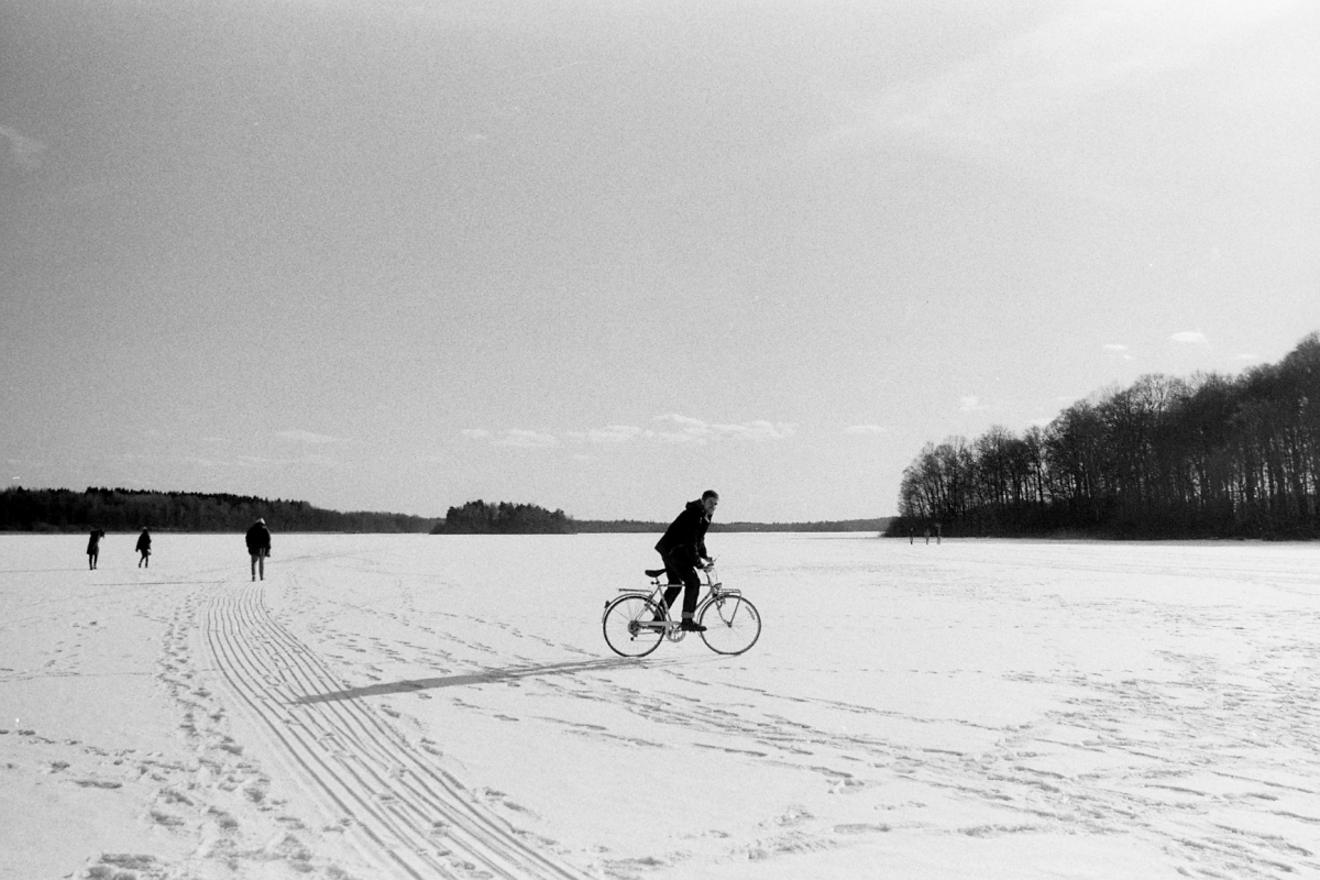 cycling on the snow