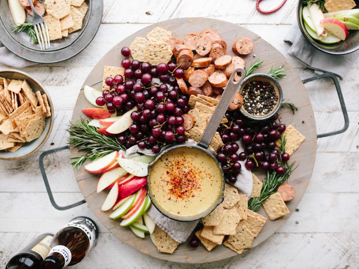 plate wih fruits, berries and crackers