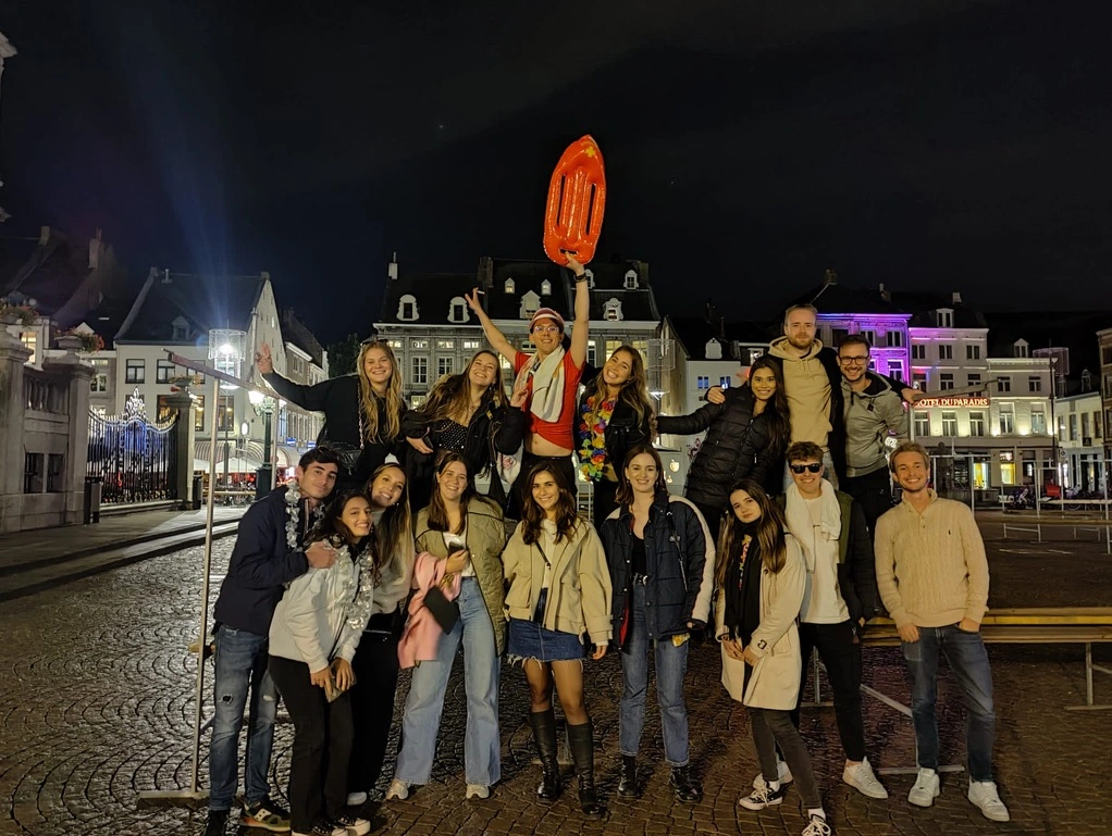 ESN Pubcrawl in Maastricht, a big group of students, smiling together and some of them hugging.