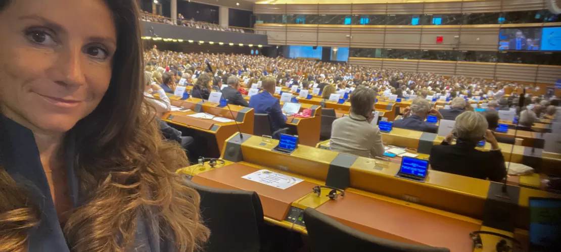 Photo of Sara in the hemicycle of the European Parliament in Brussels